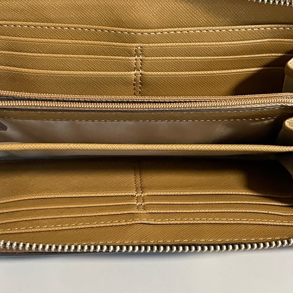 COACH WALLET & WRISTLET - Picture 5 of 8